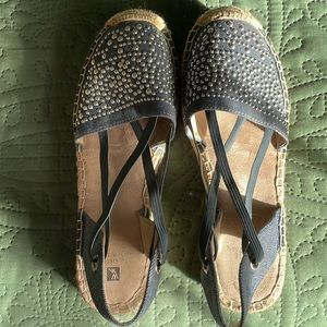 White Mountain Ladies shoes US women’s size 6 1/2.